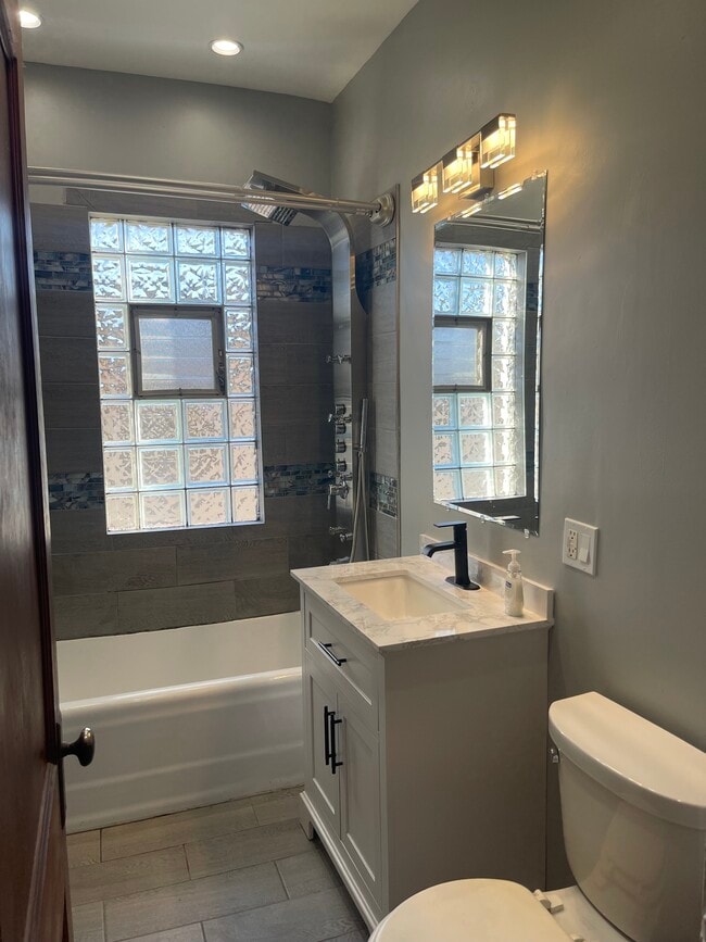 Building Photo - 10226 S Charles St