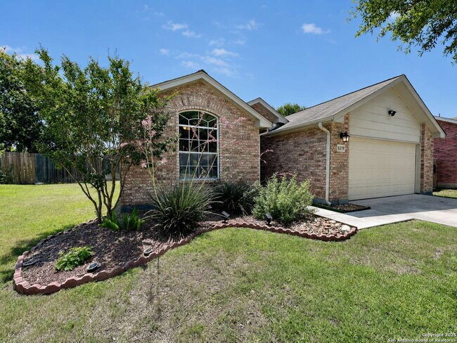 Foto del edificio - Charming 3-Bed Home Near Medical Center w/ Private Greenbelt Backyard!