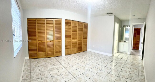 Foto del edificio - 3264 W 70th St