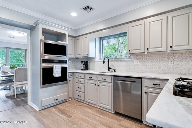 Building Photo - 206 Country Club Dr