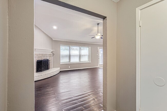 Building Photo - 5607 Circlegate Dr