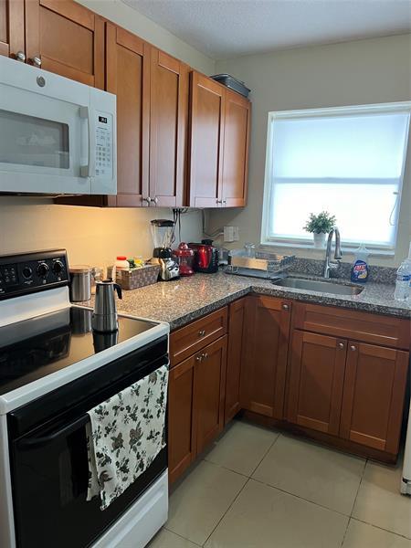 Foto del edificio - 8135 Sunrise Lakes Blvd