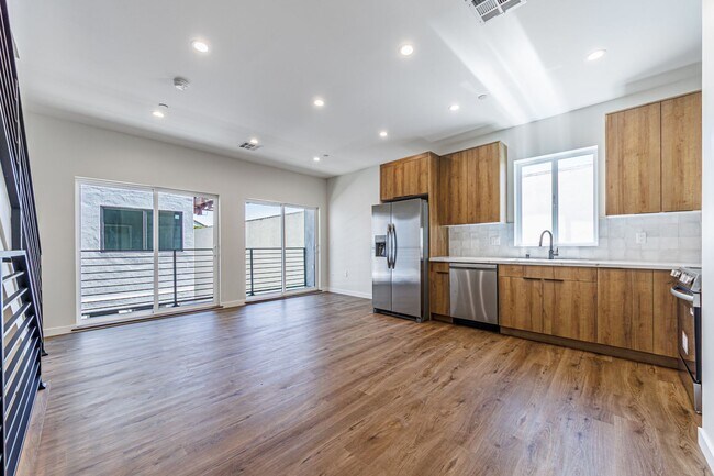 Foto del edificio - Spacious 4-Bed, 3-Bath | with Two Parking ...