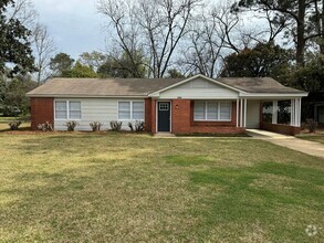 Building Photo - 990 Parkwood Dr