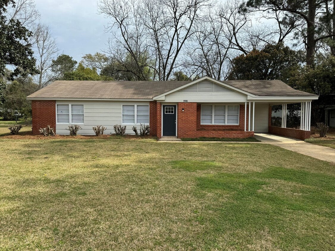 Primary Photo - Stunning 3-Bedroom