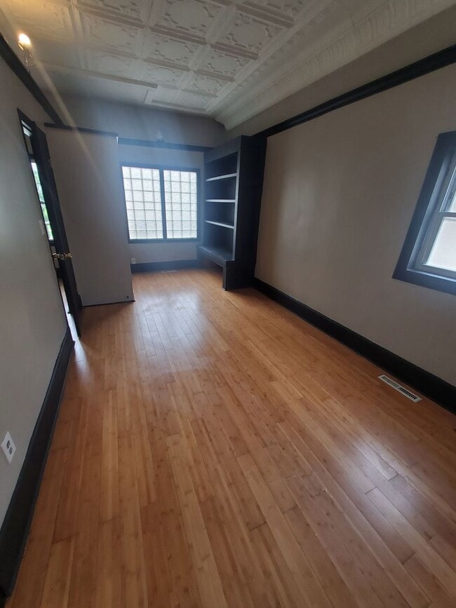 Foto del edificio - 2576 N. Booth St. -  3 unit