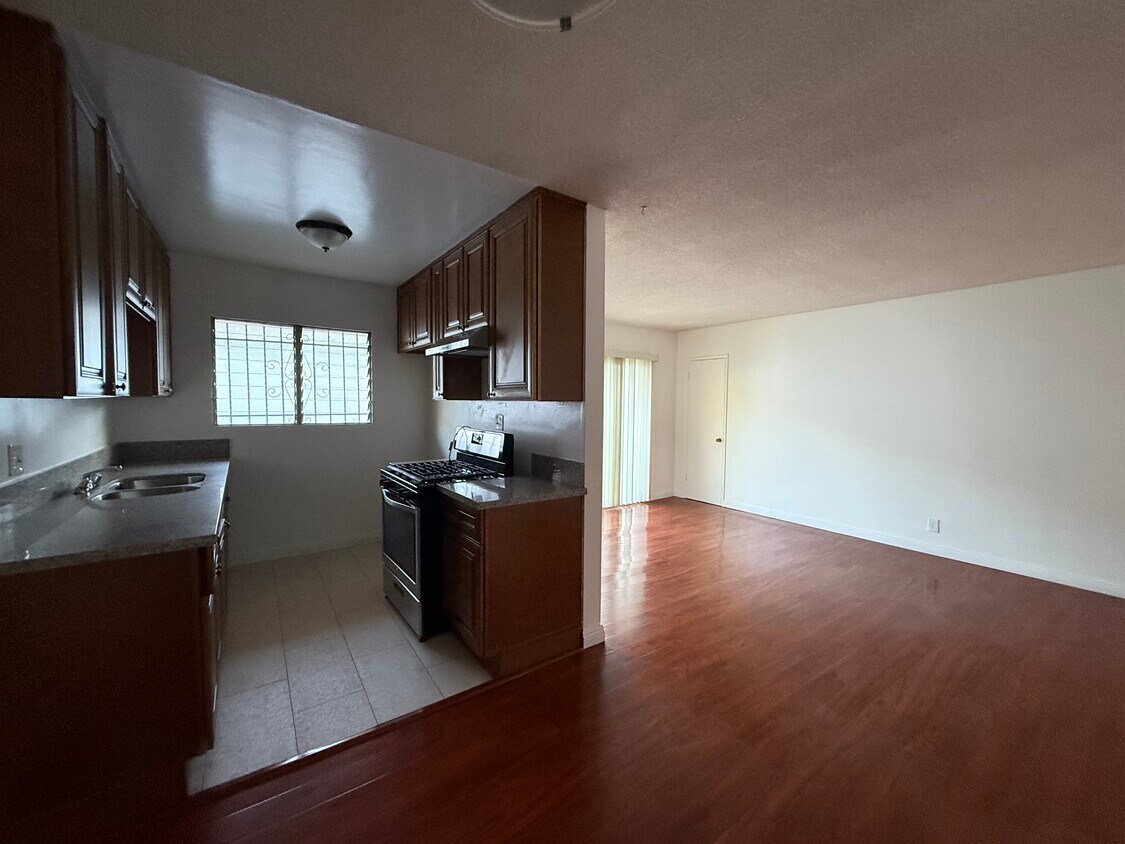 Foto principal - 453 N Oxford Ave