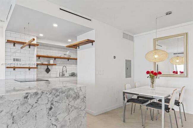 Foto del edificio - 880 NE 69th St