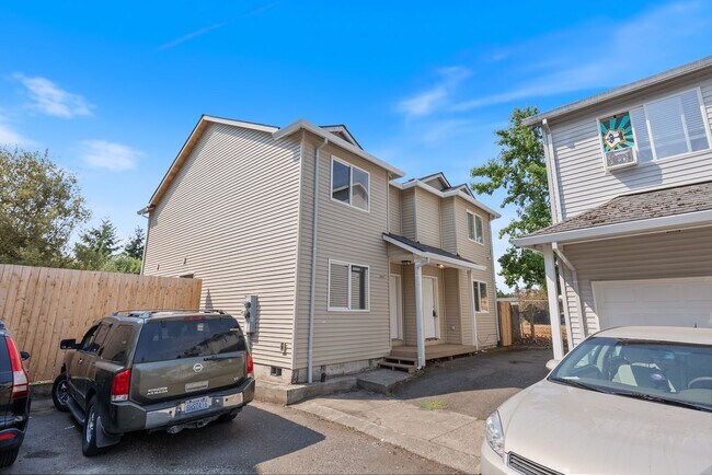 Foto del edificio - 2-Bedroom Duplex in SE Portland - Enjoy 1/2 off your first month!