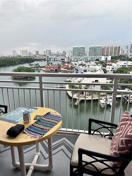 Foto del edificio - 400 Kings Point Dr