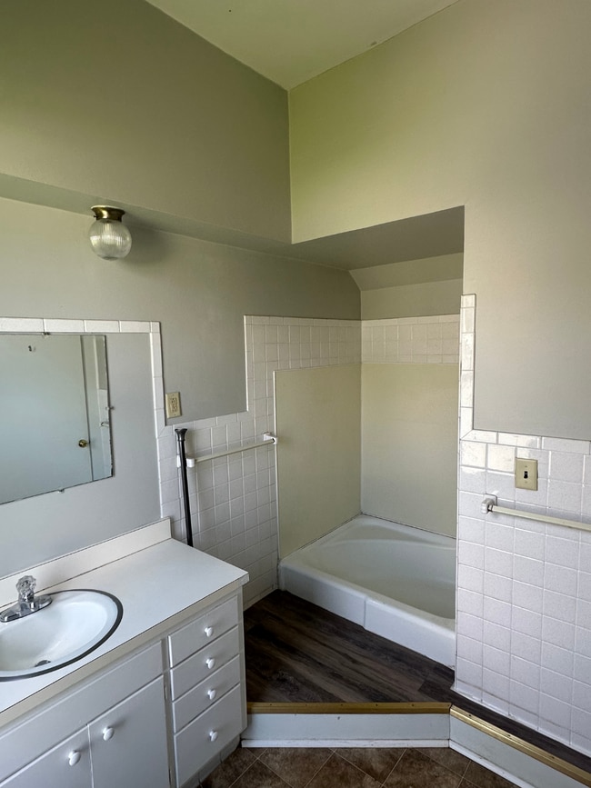 Building Photo - 1904