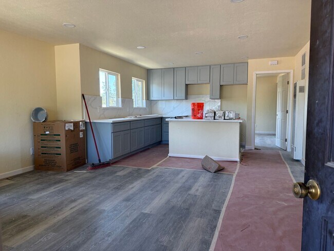 Foto del edificio - VACANT DOWNTOWN APARTMENT REDONE TO THE 10'S!!!