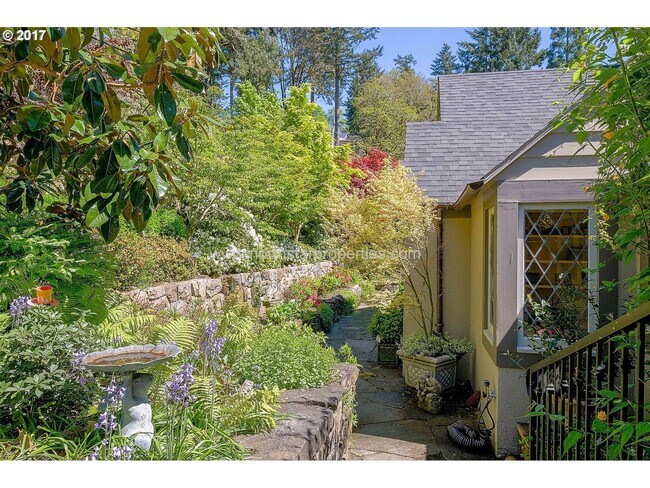 Building Photo - Lakefront Remodeled North Shore Sundeleaf ...