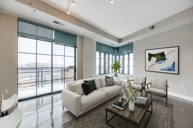 Sala de estar con techos de 10 pies con vistas a la ciudad. - Park Place at Petworth