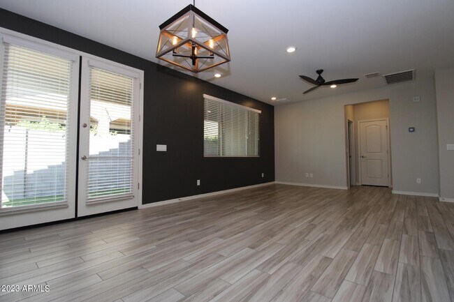 Foto del edificio - 32618 N 50th St