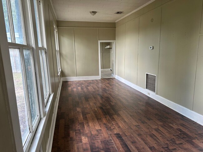 Foto del edificio - 3 bedroom, 1 bathroom Home NOW AVAILABLE!