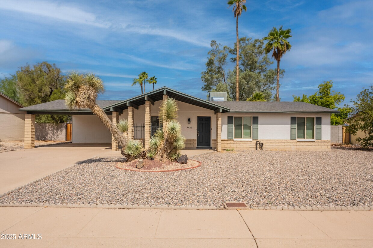Foto principal - 3422 E Altadena Ave