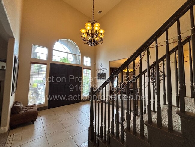 Foto del edificio - Gorgeous Villa - 3 Bed, 2.5 Bath - Beautiful Views - Highly Desirable Neighborhood!