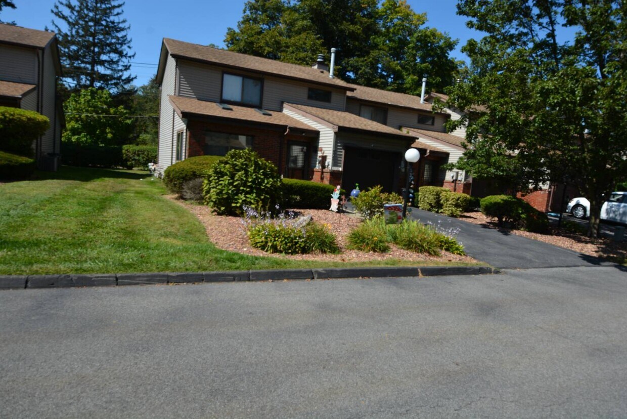 Primary Photo - 539 Barberry Ln
