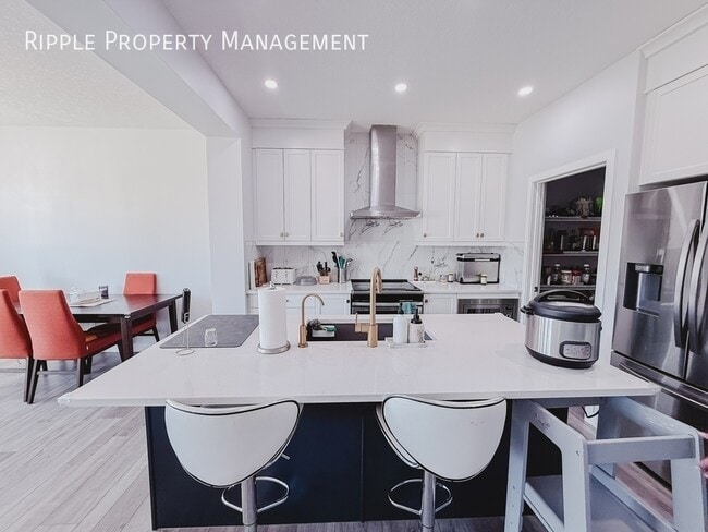 Building Photo - AMAZING 3 BEDS, 3.5 BATHS HOUSE | SOLAR PANELS & PRIVATE YARD