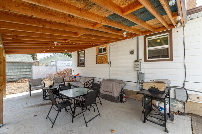 Building Photo - 2920 W Rowan Ave