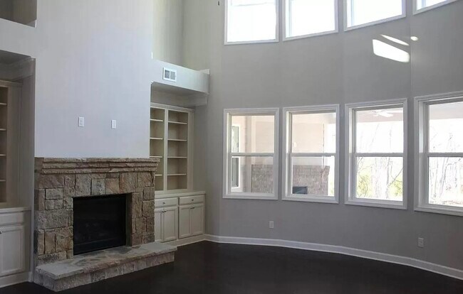 Foto del edificio - 428 Silver Brook Dr