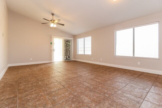 Foto del edificio - 3320 W Glass Ln