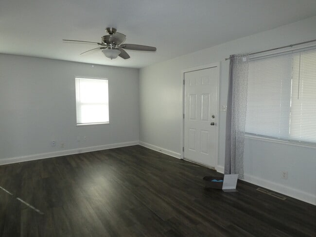 Building Photo - Beautiful Home in North Kansas City School...