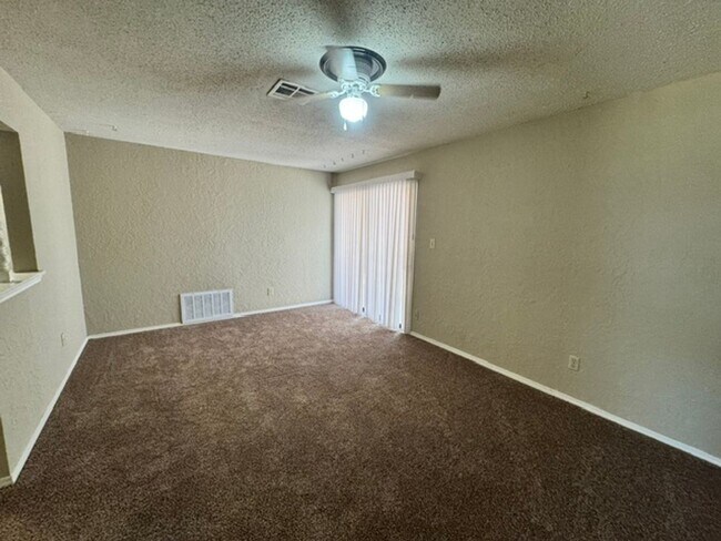 Building Photo - 2021 Elmhurst Dr