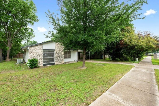 Building Photo - 2211 Deadwood Dr