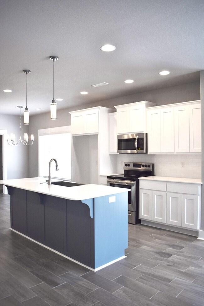 Building Photo - Luxurious 4 Bedroom, 3.5 Bathroom Home !!! Minutes from the U of A!!!!!