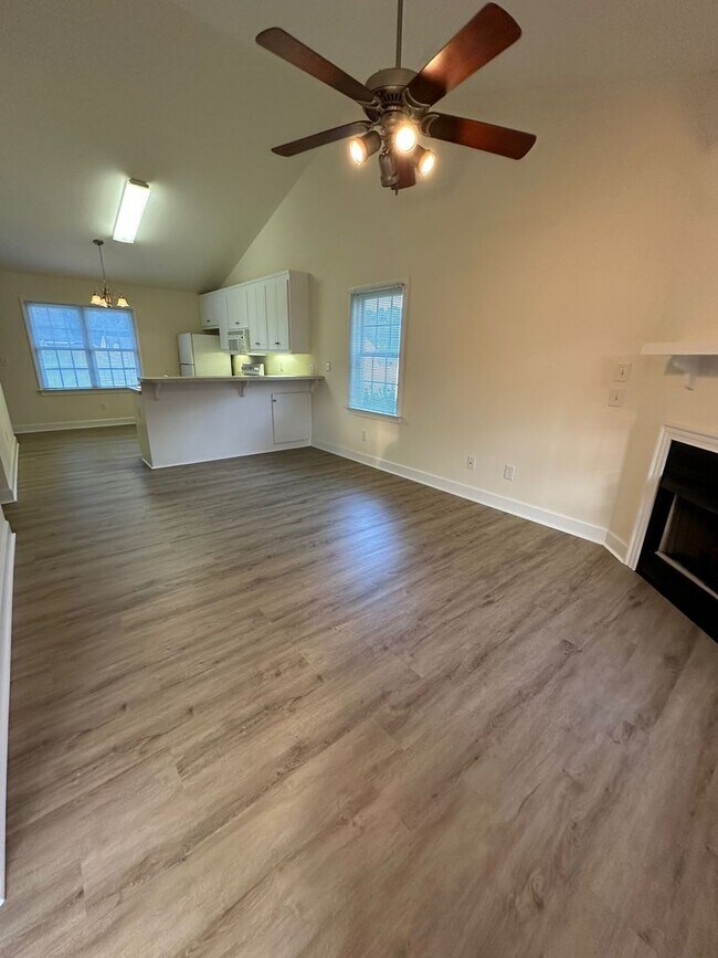 Foto del edificio - 1529 Surrey Ct