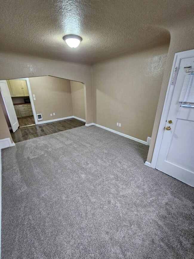 Foto del edificio - Downtown Unit, renovated, spacious, close to the base, ferry, and shopping