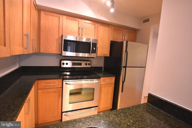Building Photo - 7500 Woodmont Ave