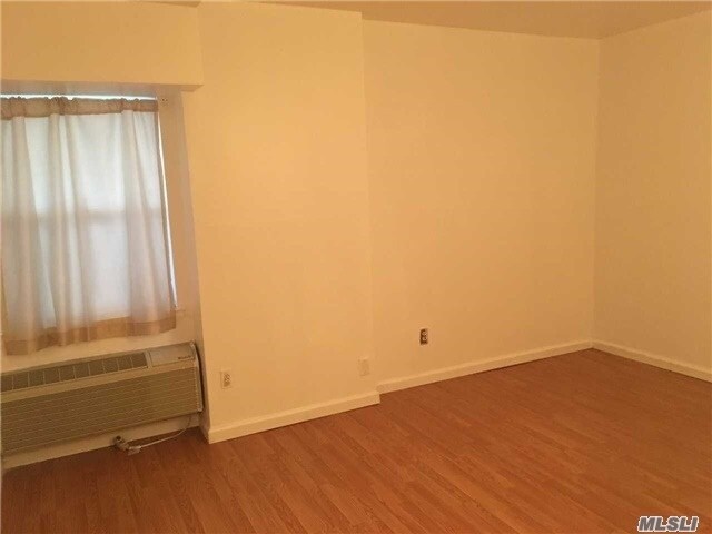 Foto del edificio - 67-63 Cloverdale Ln