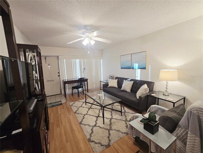 Foto del edificio - 4345 Tahitian Gardens Cir