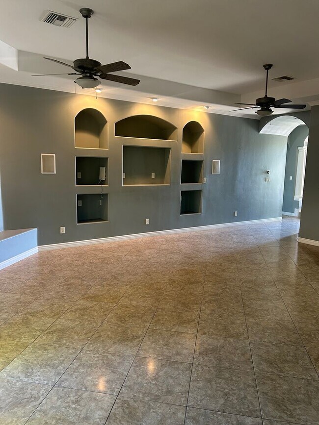 Foto del edificio - POOL HOME- MOVE-IN READY!