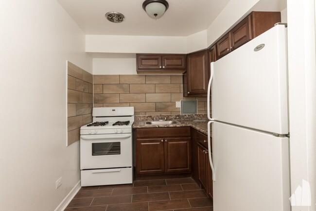 Building Photo - 1522 W Morse Ave