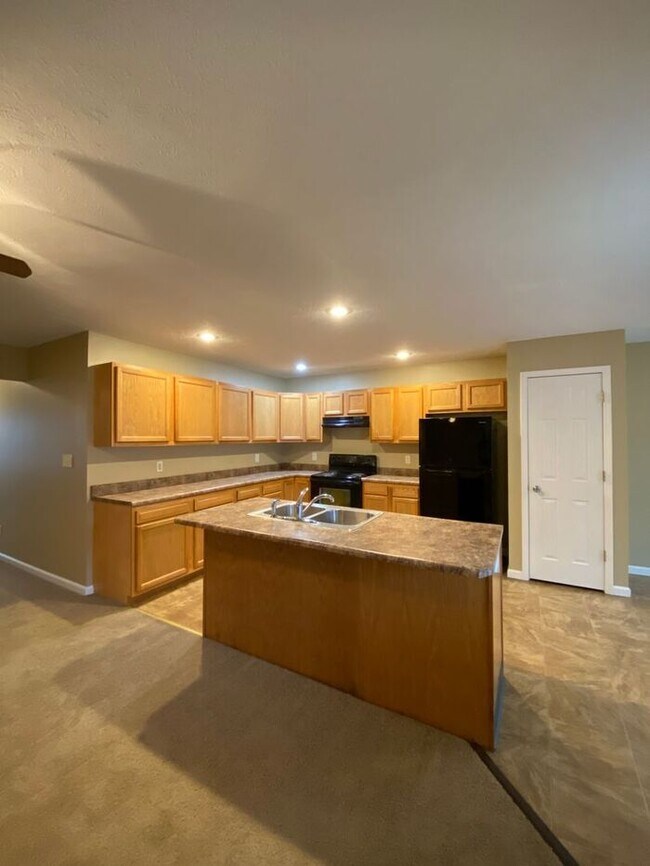 Foto del edificio - Open Concept 4 Bedroom Home & PETS WELCOME!!!