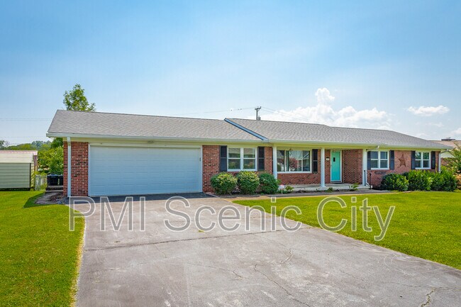 Foto del edificio - 8140 Holly Crest Dr