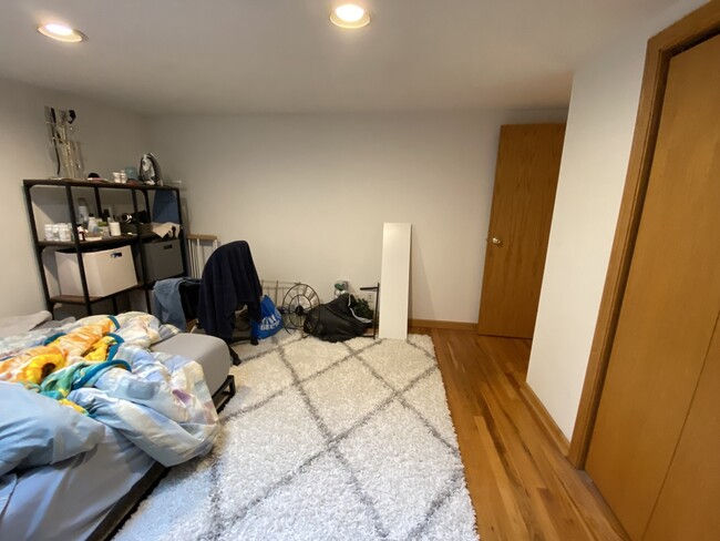 Building Photo - 867 W Buckingham Pl