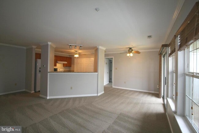 Building Photo - 8200 Blue Heron Dr