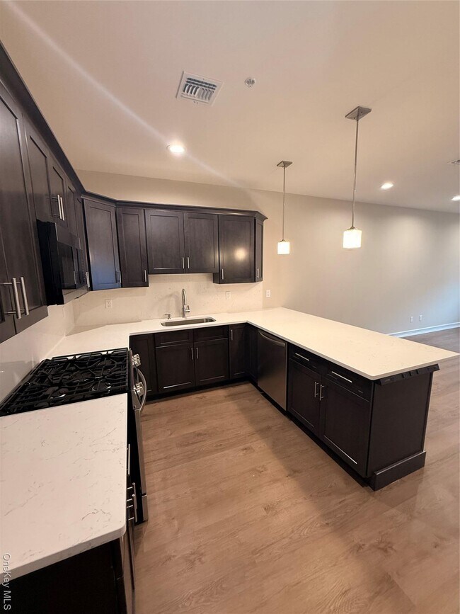 Building Photo - 122 Greenwich Ave