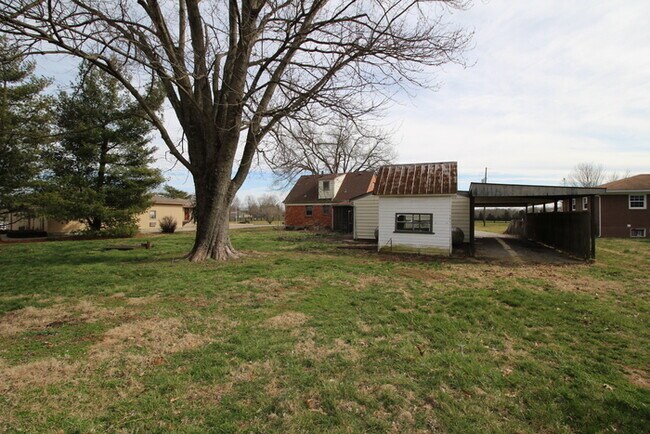 Foto del edificio - Three bedroom home off S Pope Lick Rd
