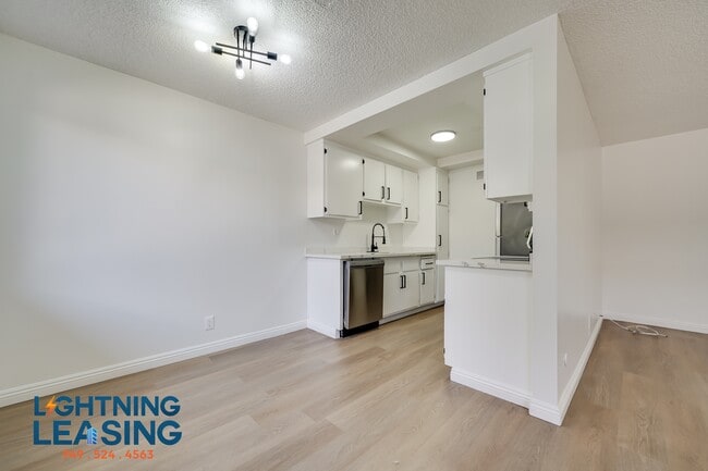 Building Photo - 14634 Magnolia-204B