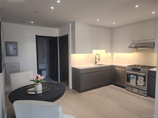 Foto del edificio - 108-25-108-72 72nd Ave