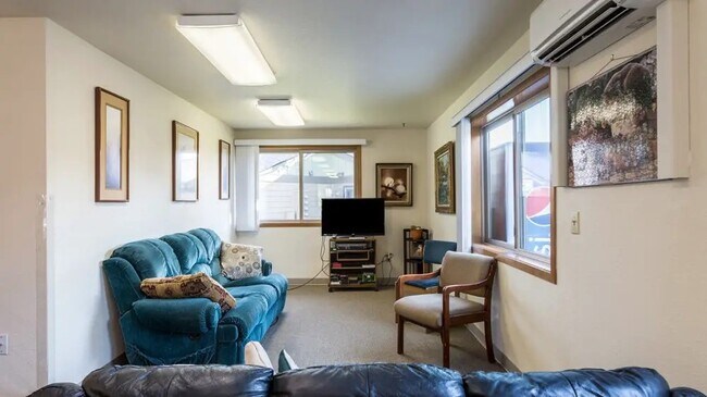 Foto del edificio - 220 Holiday Ln