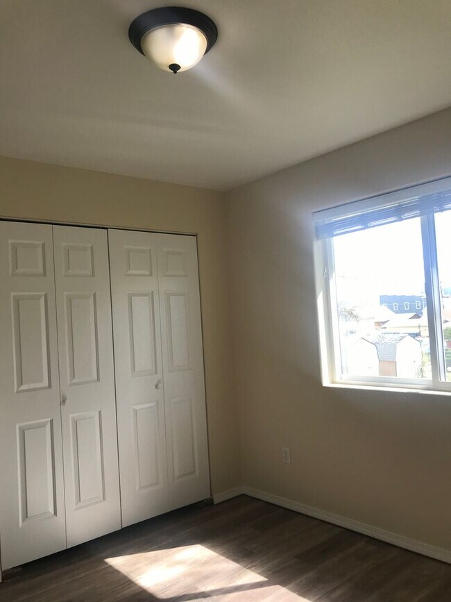 Building Photo - Newly renovated unit in 4-plex