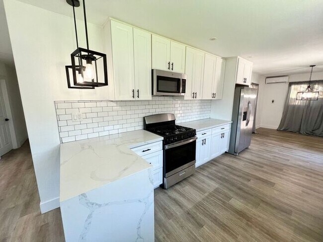 Foto del edificio - Charming 3BR Home with Private Patio & Spacious Yards in San Diego