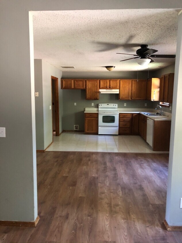 Building Photo - 505 E Ozark Jubilee Dr